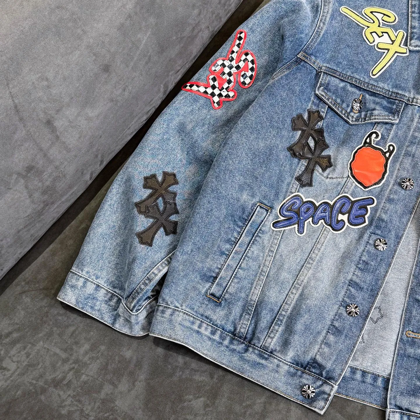 P350 ChromeHearts/Cro Hearts Cartoon Letter Chapter Cross Piece Leather Denim Jacket If you are obsessed with ChromeHearts, you can check it out. The same style for celebrities. Chrome Hearts is a very representative shirt jacket. The upper body of both men and women is really amazing, and it is also the same style as Yu Shuxin Angelababy! Recommended loose style for girls, super sweet! As soon as you go out, you will turn heads‼ ️This jacket is really eye-catching (the same style of pants is available) Color: light blue Size: S M L XL